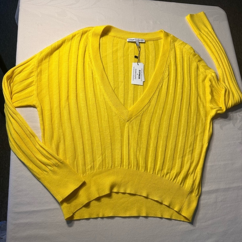 Express x Olivia Culpo Collaboration Lightweight Yellow V-Neck Sweater NWT Sz M
